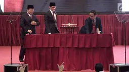 Calon Presiden dan Wakil Presiden nomor urut 02 Prabowo Subianto-Sandiaga Uno naik ke atas panggung untuk membacakan pidato kebangsaan di JCC, Jakarta, Senin (14/1) malam. Pidato kebangsaan mengusung Indonesia Menang. (merdeka.com/Iqbal S Nugroho) 