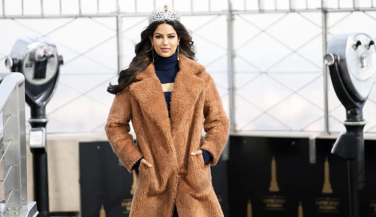 Miss Universe yang baru dinobatkan, Harnaaz Sandhu dari India mengunjungi Empire State Building di New York (12/1/2022). (Photo by Charles Sykes/Invision/AP)