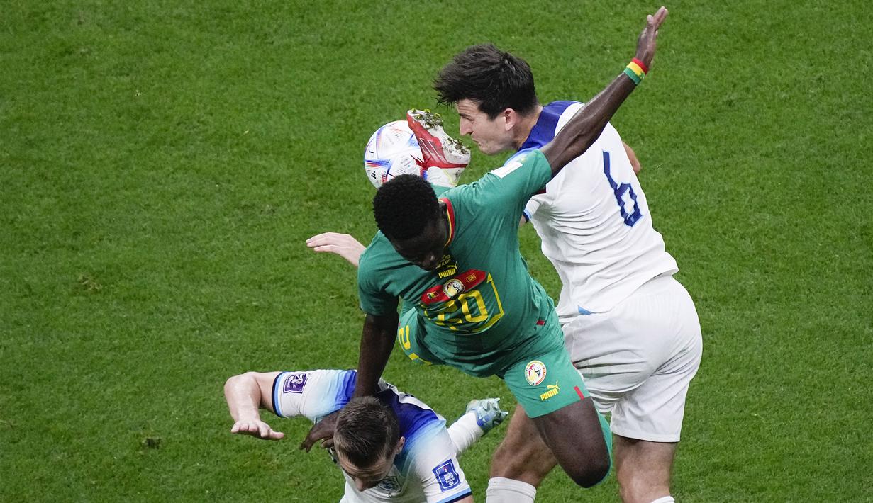 Untuk urusan bola diudara jangan diragukan lagi. Maguire jadi andalan ketika timnas Inggris mendapatkan kesempatan dari sepak pojok atau berduel diudara dengan lawan. (AP Photo/Darko Bandic)