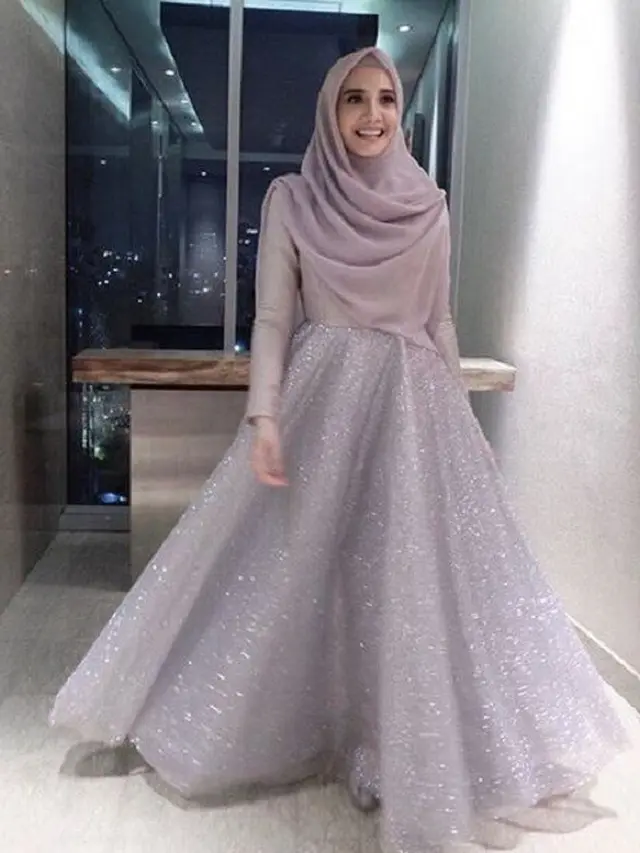 [Bintang] Tampil Minimalis, Zaskia Sungkar Tunjukkan Sisi Elegan dalam Balutan Hijab Syar'i