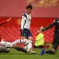 Winger Tottenham Hotspur striker Son Heung-Min (tengah) menaklukkan kiper Manchester United (MU) David de Gea pada laga Liga Inggris di Old Trafford, Minggu (4/10/2020). (AFP/Oli Scarff)