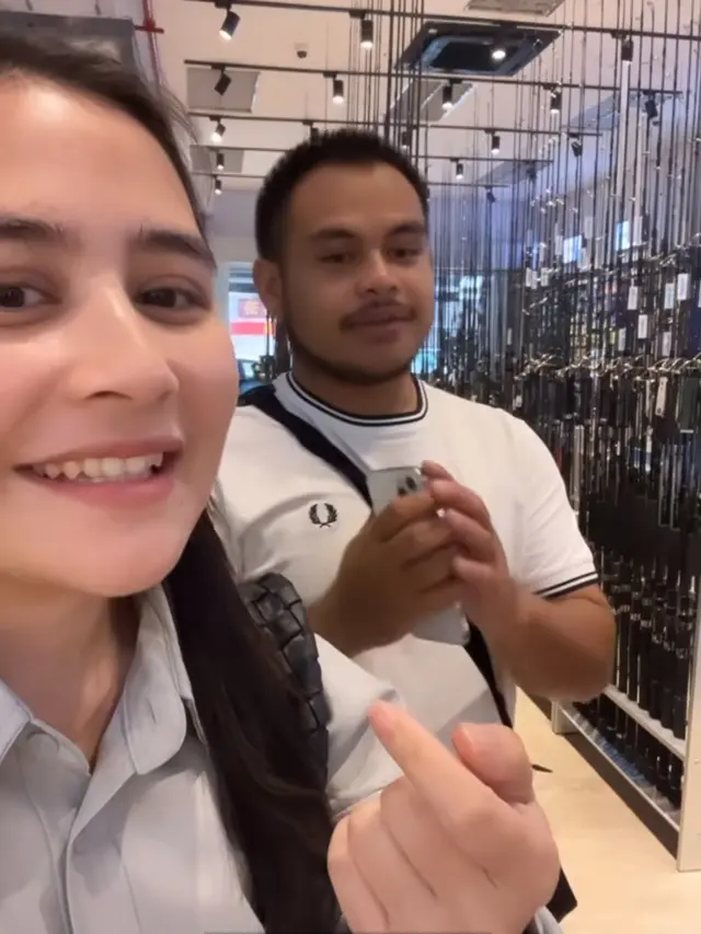 Prilly Latuconsina belanja alat pancing di Singapura. [Foto: Instagram Stories/prillylatuconsina96]