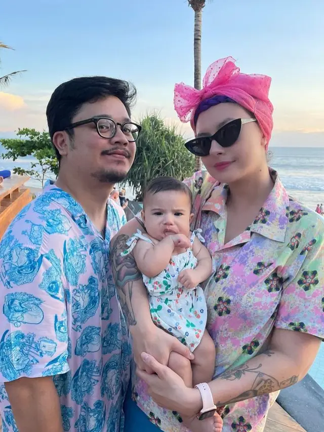 6 Potret Derby Romero dan Claudia Adinda yang Kompak Asuh Buah Hati