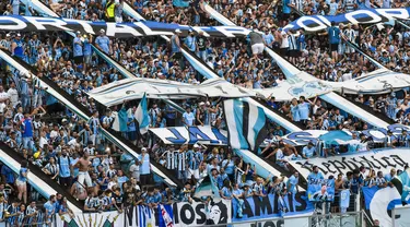 Fans Gremio memadati stadion saat sesi perkenalan pesepakbola Uruguay Luis Suarez sebagai pemain baru tim di stadion Gremio Arena, di Porto Alegre, Brasil, Rabu (4/1/2023). Luis Suarez resmi berlabuh di Brasil bersama Gremio. (AP Photo/Wesley Santos)