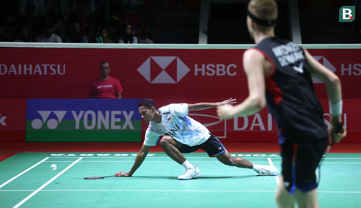 <p>Tunggal putra Indonesia, Chico Aura Dwi Wardoyo gagal mengembalikan bola saat melawan wakil Denmark, Anders Antonsen pada babak 32 besar Indonesia Masters 2024 di Istora Senayan Jakarta, Rabu (24/1/2024). Chico kalah dua gim langsung dengan skor 15-21 dan 10-21. (Bola.com/M Iqbal Ichsan)</p>