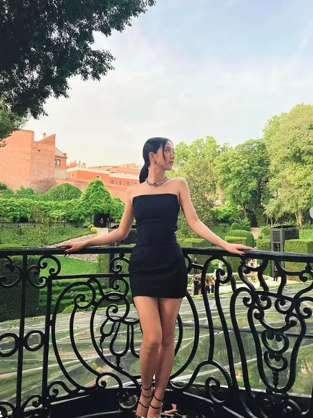 Potret Jisoo BLACKPINK saat menghadiri Cartier Gala 2022