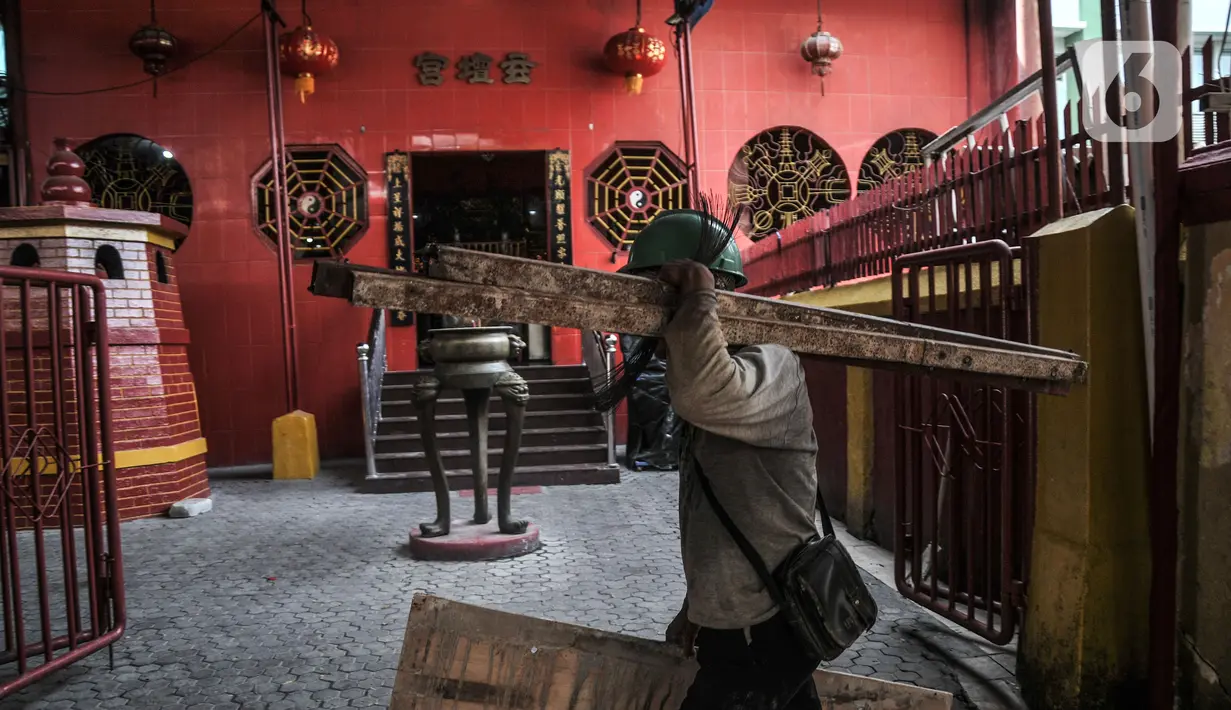 Aktivitas pekerja saat proyek revitalisasi Vihara Dharma Bhakti, Glodok, Taman Sari, Jakarta Barat, Kamis (27/1/2022). Proyek revitalisasi ini diharapkan dapat meningkatkan kenyamanan prosesi ibadah dan minat wisatawan dengan tetap melestarikan cagar budaya. (merdeka.com/Iqbal S. Nugroho)