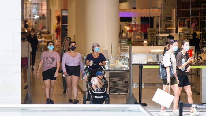 Sejumlah pelanggan yang mengenakan masker berbelanja di CF Toronto Eaton Center di Toronto, Kanada, pada 7 Juli 2020. Penggunaan pelindung wajah di dalam ruangan dan tempat yang dapat diakses publik menjadi suatu kewajiban di Kota Toronto pada Selasa (7/7). (Xinhua/Zou Zheng)