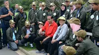 Presiden Jokowi bersama para pelajar Indonesia di Royal Botanic Garden, Sydney, Australia (foto: biro pers setpres)