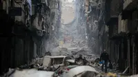 Kawasan Salaheddine porak poranda akibat perang yang melanda kawasan tersebut, Allepo Timur, Suriah (20/1). Pejabat-pejabar badan internasional mengatakan bahwa sekaranglah saatnya berbicara mengenai pembangunan kembali kota Aleppo. (AP/Hassan Ammar)