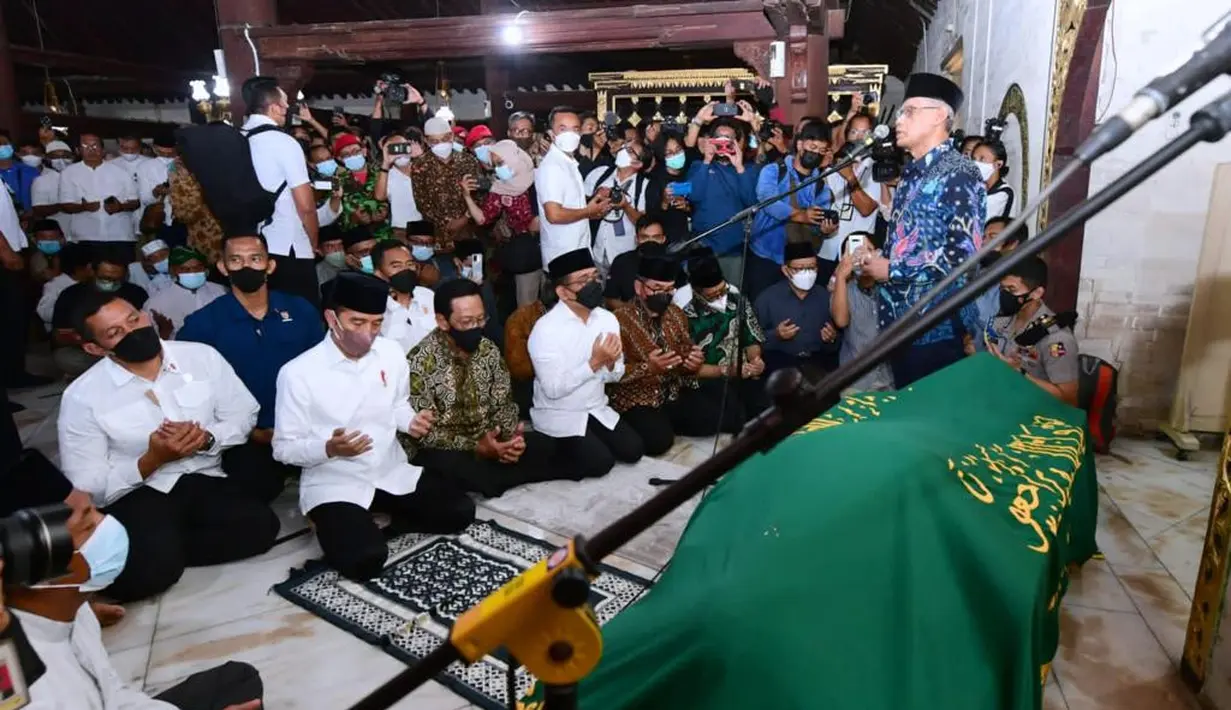 Presiden Joko Widodo berdoa di depan jenazah almarhum Buya Syafii Maarif di Masjid Gedhe Kauman Yogyakarta, Jumat (27/5/2022). (Foto:Muchlis Jr-Biro Pers Sekretariat Presiden)