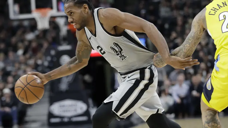 Aksi Kawhi Leonard saat Spurs melawan Nuggets