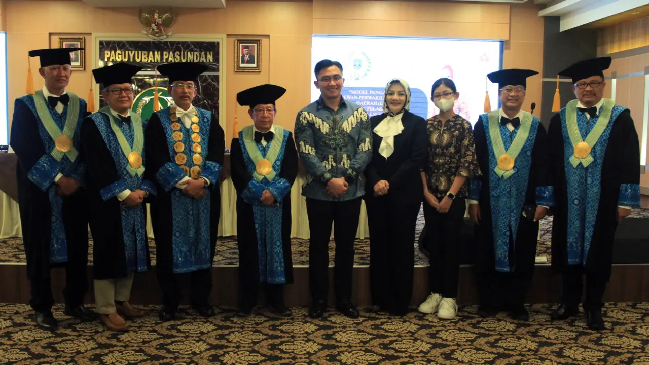 Anggota DPR RI dari Dapil Banten I (Pandeglang dan Lebak), Adde Rosi Khoerunnisa, meraih gelar doktor ilmu sosial bidang administrasi publik dengan yudisium Cumlaude dari Kampus Pasca Sarjana Universitas Pasundan (Unpas) Bandung (Istimewa)