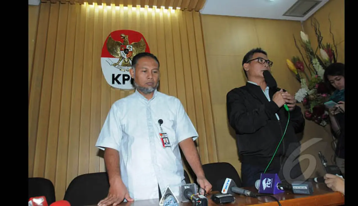 Wakil Ketua KPK, Bambang Widjojanto didampingi Deputi Pencegahan KPK, Johan Budi SP saat menggelar jumpa pers pengunduran diri di Gedung Komisi Pemberantasan Korupsi, Jakarta, Senin (26/1/2015). (Liputan6.com/Herman Zakharia)