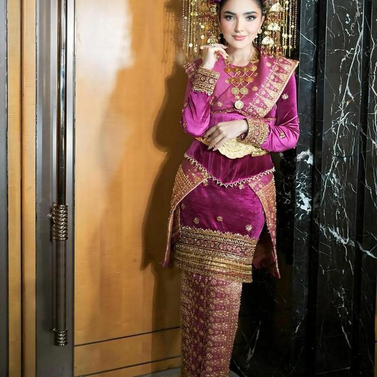 9 Potret Ashanty Pakai Baju Adat Palembang dengan Detail Mewah, Auranya Elegan