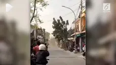 Aksi warga di suatu daerah ini tak pantas ditiru. Bukannya bersembunyi dan menghindar saat ada angin ribut, mereka malah merekamnya.