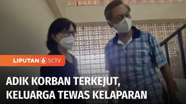 Penyebab tewasnya satu keluarga di Kalideres, Jakarta Barat masih belum terungkap. Polisi kembali memeriksa saksi lainnya, yaitu adik korban. Keluarga pun terkejut mengetahui jika tewasnya keempat korban akibat kekurangan asupan nutrisi.