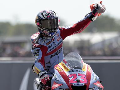 Pembalap Italia yang memperkuat Tim Gresini Ducati, Enea Bastianini berhasil menjuarai MotoGP Prancis 2022 yang digelar di Sirkuit Le Mans, Prancis, Minggu (15/5/2022) malam WIB. Kemenangan tersebut merupakan gelar ketiga pembalap berusia 24 tahun ini di MotoGP musim ini. (AP/Jeremias Gonzalez)