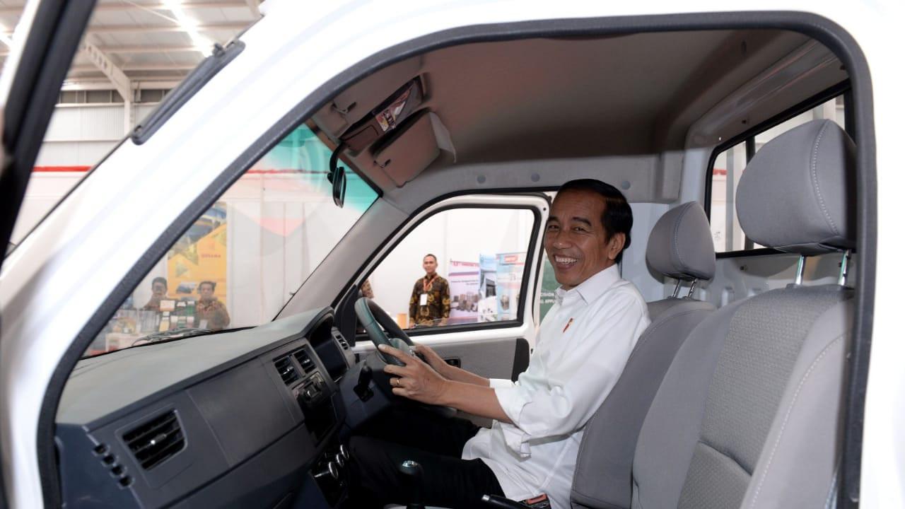 Presiden Jokowi Jajal Mobil Esemka