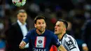 Pemain Paris Saint-Germain (PSG) Lionel Messi (kiri) berebut bola dengan pemain Juventus Filip Kostic pada pertandingan sepak bola Grup H Liga Champions di Stadion Parc des Princes, Paris, Prancis, 6 September 2022. PSG mengalahkan Juventus dengan skor 2-1. (AP Photo/Thibault Camus)