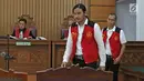 Musisi Marcello Tahitoe bersama rekannya Diego saat memasuki ruang sidang di PN Jakarta Selatan, Selasa (31/10). Ello dan rekannya Diego menjalani sidang  kasus penyalahgunaan narkoba dengan agenda saksi dari pihak JPU. (Liputan6.com/Herman Zakharia)