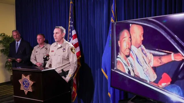 Polisi menunjukkan foto Tupac Shakur yang diambil pada malam tepat sebelum terjadinya penembakan. (Ethan Miller / GETTY IMAGES NORTH AMERICA / Getty Images via AFP)