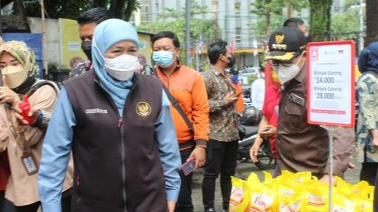 Pada 27 Oktober 2014, Khofifah  dilantik sebagai Menteri Sosial oleh Presiden Joko Widodo. Jabatan ini diemban sampai 17 Januari 2018.

Selepas menjadi Mensos, Khofifah kembali maju Pilgub Jatim 2018. Dia sukses mengalahkan Gus Ipul yang diusung PDIP. P