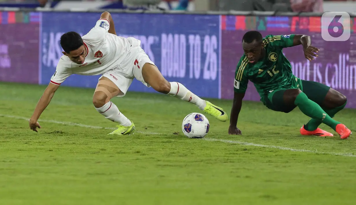 Bermain kandang, timnas Indonesia langsung tampil menekan. (Liputan6.com/Herman Zakharia)