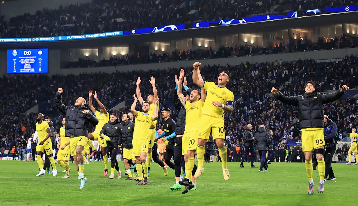 Para pemain Inter Milan melakukan selebrasi usai melawan FC Porto pada pertandingan leg kedua babak 16 besar Liga Champions di Stadion Dragao, Porto, Portugal, 14 Maret 2023. Inter Milan menyusul rival sekotanya, AC Milan, melenggang ke babak selanjutnya usai menang agregat 1-0 atas wakil Portugal, FC Porto. (AP Photo/Luis Vieira)
