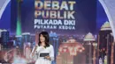 Pembawa acara Ira Koesno membuka debat terakhir Pilgub DKI Jakarta di Hotel Bidakara, Jakarta, Rabu (12/4). Pada debat terakhir ini mengangkat tema 'Dari Masyarakat untuk Jakarta'. (Liputan6.com/Faizal Fanani)