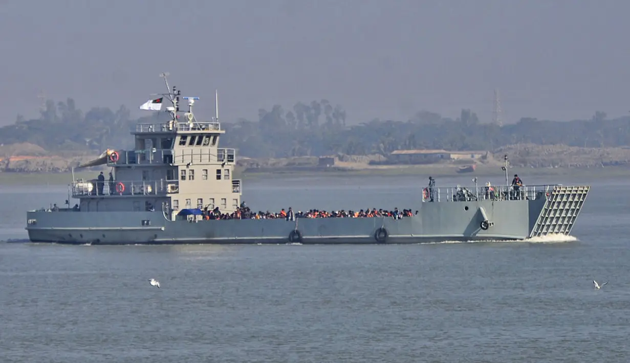 Pengungsi Rohingya melakukan perjalanan dengan kapal Angkatan Laut untuk dipindahkan ke Pulau Bhasan Char di Chattogram, Bangladesh, Jumat (29/1/2021). Pemerintah Bangladesh merelokasi pengungsi Rohingya untuk kehidupan yang lebih baik. (AP Photo/Azim Aunon)