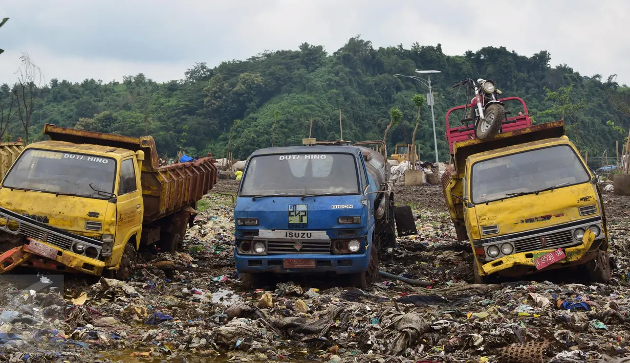 Sejumlah truk dibiarkan teronggok di TPA Jatibarang, Semarang, Rabu (10/2/2016). Dinas Kebersihan dan Pertamanan Kota Semarang menjadikan sampah di TPA Jatibarang menjadi gas metane. (Foto: Gholib)