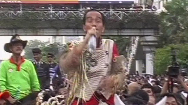 Berkostum Kaisar, Jokowi: Jangan Injak Taman, Itu Duit Rakyat