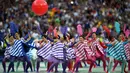 Selama kurang lebih 20 menit para penari mengisi acara upacara pembukaan Piala Eropa 2016 jelang laga Prancis melawan Rumania di Stade de France, Prancis, Jumat (10/6/2016) atau Sabtu dini hari WIB. (AFP/Francisco Leong) 