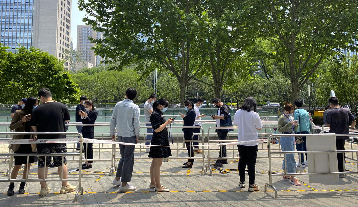 <p>Orang-orang antre tes COVID-19 di tempat pengujian virus corona di Beijing, Kamis (19/5/2022). Sebagian wilayah Beijing menghentikan pengujian massal harian yang telah dilakukan beberapa minggu terakhir, tetapi banyak tempat pengujian tetap sibuk karena syarat tes negatif COVID-19 dalam 48 jam terakhir untuk memasuki beberapa bangunan di ibu kota China. (AP Photo/Mark Schiefelbein)</p>