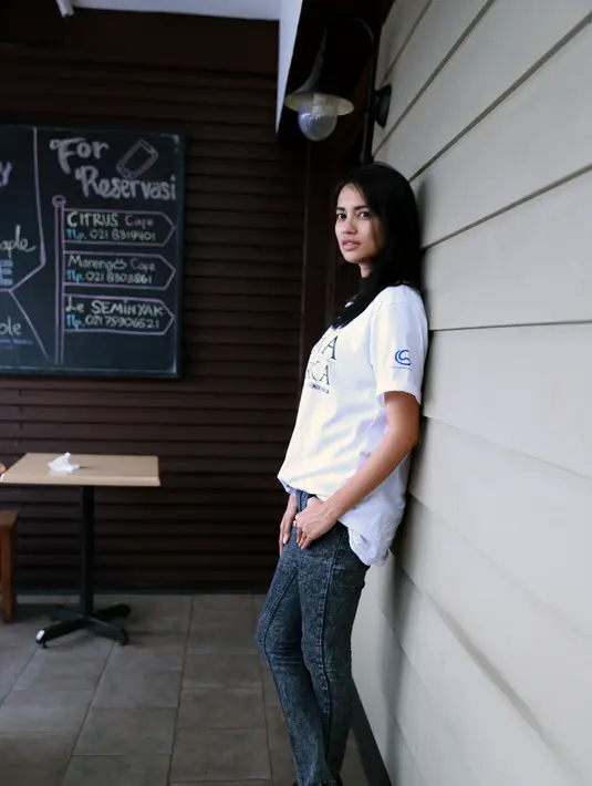 Meriza pun terharu ketika ia membaca tiap bait skenario, ia pun mengaku teringat jasa kedua orangtuanya dan tak bisa dipungkiri Meriza menitihkan airmata. (Adrian Putra/Bintang.com)