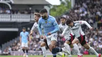 Aksi Josko Gvardiol di laga Fulham vs Manchester City di Craven Cottage, Minggu (25/05/2025) malam WIB.