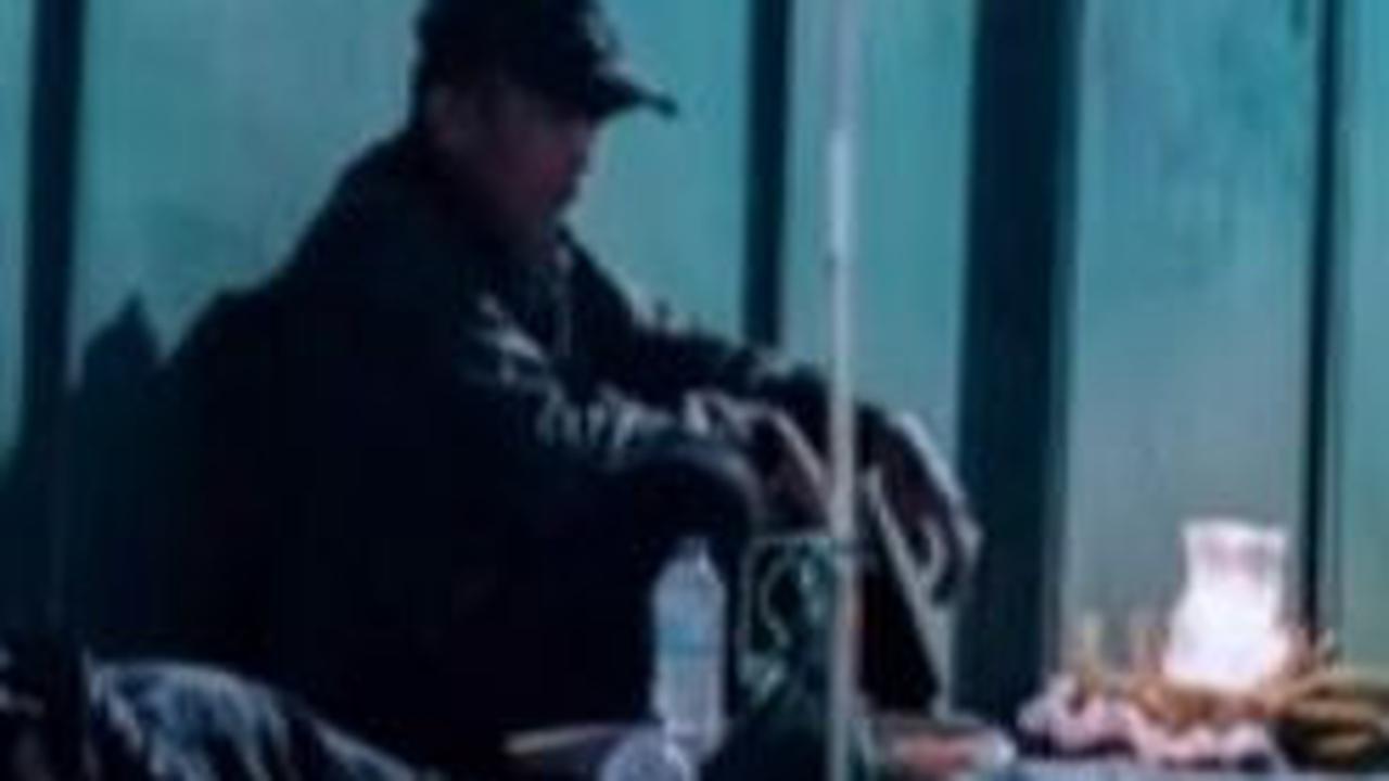 Dagangan Tak Laku Sama Sekali, Pasangan Paruh Baya Ini Menangis Haru saat Ada Pembeli Borong Jualannya