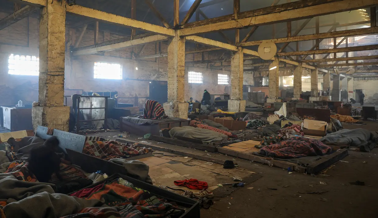 Sejumlah imigran tidur di lantai sebuah gudang tak terpakai yang mereka jadikan tempat tinggal di Belgrade, Serbia, 11 November 2016. Menurut badan pengungsi PBB, sekitar 6.400 imigran saat ini terdaftar di Serbia. (REUTERS/Marko Djurica)