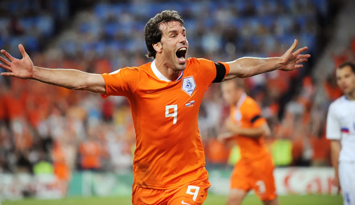 Ruud van Nistelrooy. Striker Belanda ini mengoleksi 6 gol dalam 2 edisi Piala Eropa, yaitu Euro 2004 dan 2008. Pencapaian terbaiknya adalah semifinal Euro 2004 saat kalah 1-2 dari Portugal. Ia pensiun pada 2011 dengan mengoleksi 35 gol dalam 70 caps. (Foto: AFP/Pierre-Philippe Marcou)