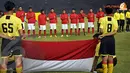 Para pemain Indonesia U19 terlihat serius saat menyanyikan lagu kebangsaan Indonesia Raya sebelum pertandingan dimulai (Liputan6.com/ Helmi Fithriansyah)