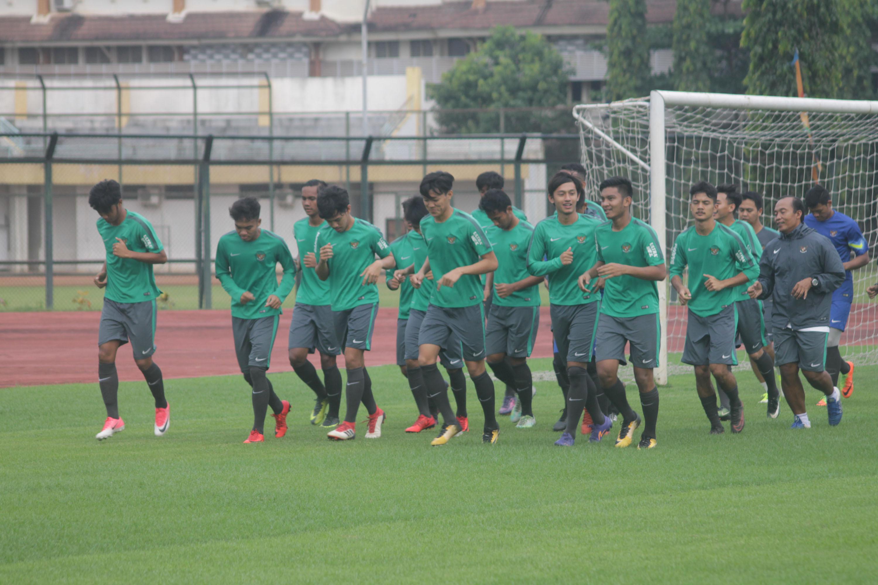 Timnas Indonesia U-19 menjalani latihan perdana dalam agenda pemusatan latihan di Stadion Universitas Negeri Yogyakarta (UNY), Sabtu (19/5/2018). (Bola.com/Ronald Seger)