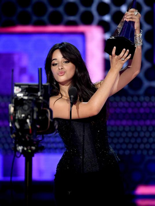 Foto Senyum Semringah Camila Cabello Raih Piala Pertama Di American Music Awards Showbiz Liputan6 Com