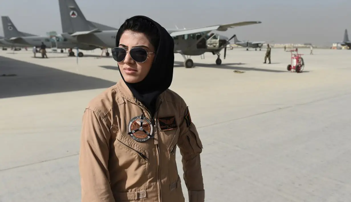 Niloofar Rahmani (23) saat berada di pangkalan Angkatan Udara Afghanistan di Kabul. Niloofar merupakan satu-satunya wanita pertama yang menjadi pilot pada skuadron Afghanistan. Foto diambil pada 26 April 2015. (AFP PHOTO/SHAH Marai)