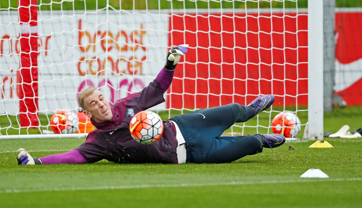 Kiper Timnas Inggris Joe Hart mengikuti latihan di  St. George’s Park, Inggris, Rabu (07/10/15). (Reuters / John Sibley)