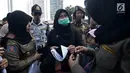 Petugas Satpol PP meminta pengunjung mengganti pakaian bertagline '#2019GantiPresiden' yang dikenakannya selama car free day (CFD), Jakarta, Minggu (6/5). CFD tidak boleh dimanfaatkan untuk kepentingan partai politik dan SARA. (Merdeka.com/Iqbal Nugroho)