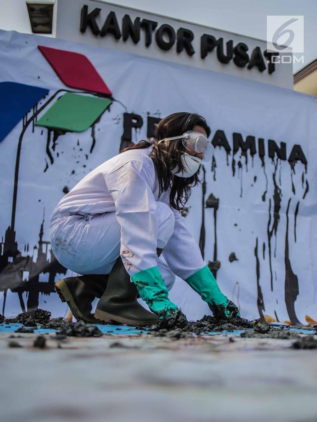 Aksi Teatrikal Terkait Pencemaran Minyak di Karawang