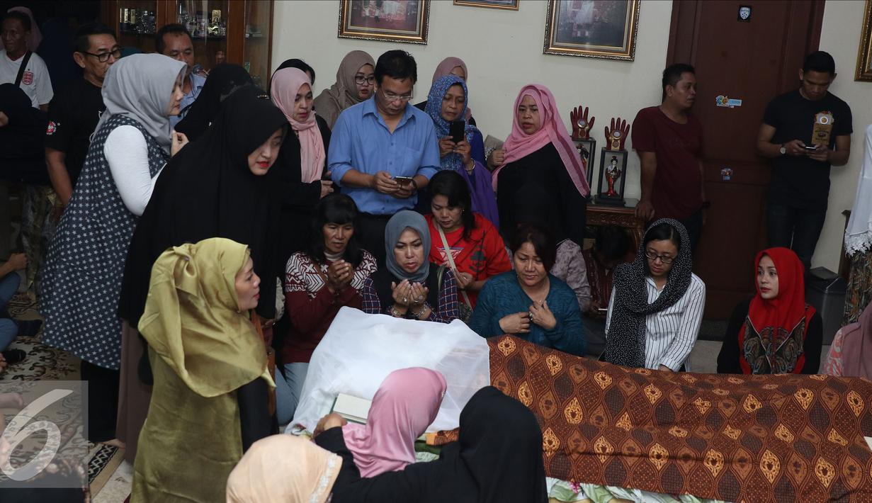 Sejumlah kerabat berdoa di samping jenazah Istri Tukul Arwana, Susiana, Jakarta, Selasa (23/8). Susiana dikabarkan meninggal lantaran sesak nafas dan sempat dibawa ke RS. Brawijaya Jaksel. (Liputan6.com/Herman Zakharia)