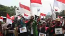 Petani dari Jakarta, Jawa Barat, dan Jawa Tengah bersama WALHI membawa Bendera Merah Putih saat  unjuk rasa menolak kriminalisasi aktivis lingkungan hidup di depan Istana Negara, Jakarta, Kamis (11/12). (Liputan6.com/Immanuel Antonius)