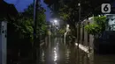 Kondisi banjir yang melanda Jalan Bangka, Jakarta, Rabu (4/1/2023). Hujan deras yang terjadi pada Rabu sore membuat Kali Mampang meluap hingga menyebabkan banjir di kawasan tersebut dengan ketinggian bervariasi mulai dari 40 hingga 60 cm. (Liputan6.com/Herman Zakharia)